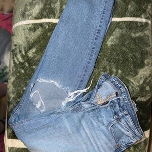 American Eagle High Rise Mom Jeans Light Wash Distressed Size 8 Long